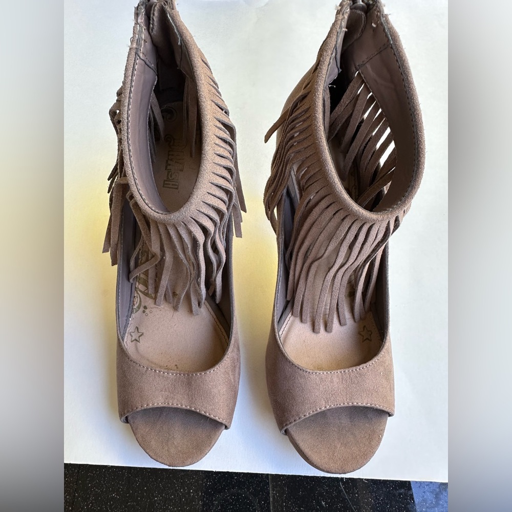 Brash Fasinista Heels fringe taupe tan boho suede strappy ankle open toe 6.5